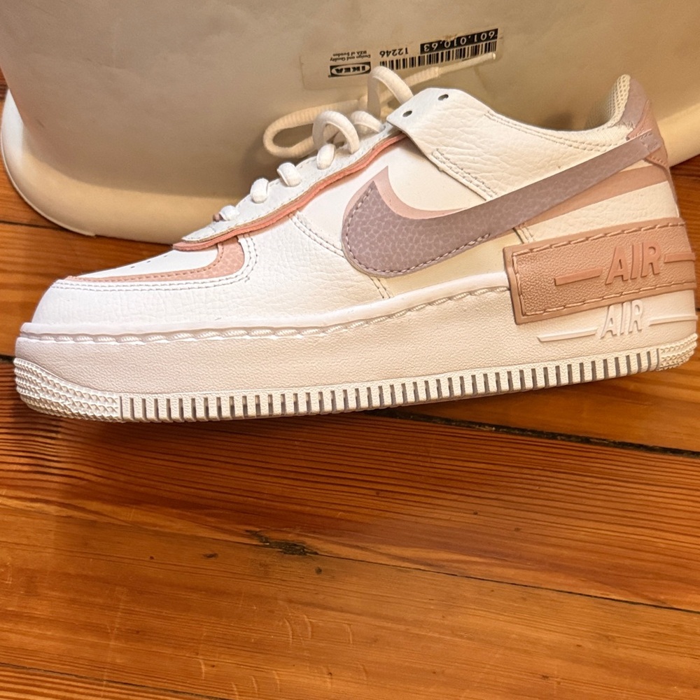 Nike Low-Top Air Sneaker - White & Blush Pink